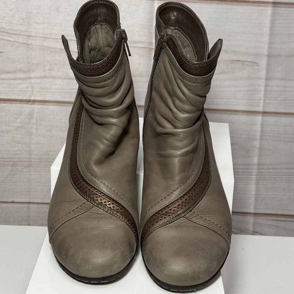 Rockport Womens Taupe Leather Ruched Ankle Boots Metallic Trim Low Heel Size 9